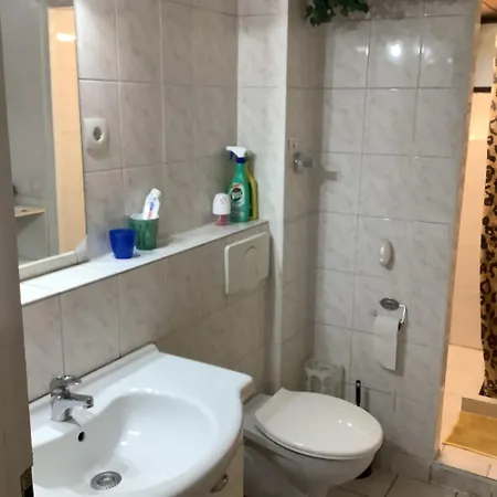 Schoenes Doppelbettzimmer Im Untergeschoss Inkl Parkplatz Nach Verfuegbarkeit Homestay *