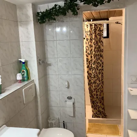 Schoenes Doppelbettzimmer Im Untergeschoss Inkl Parkplatz Nach Verfuegbarkeit