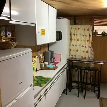 Schoenes Doppelbettzimmer Im Untergeschoss Inkl Parkplatz Nach Verfuegbarkeit Homestay *