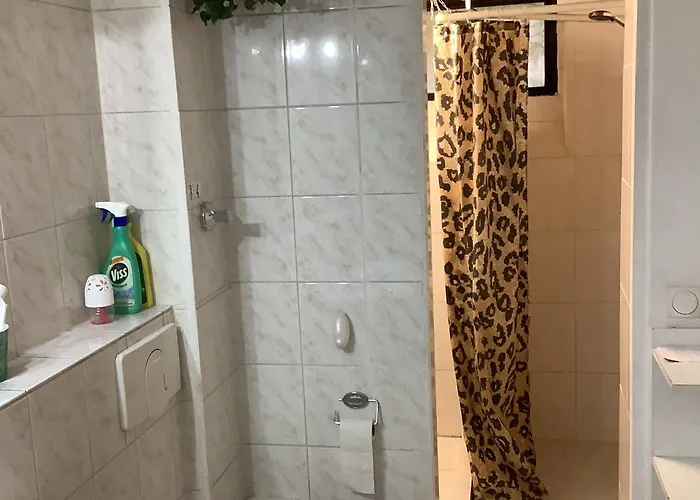 Schoenes Doppelbettzimmer Im Untergeschoss Inkl Parkplatz Nach Verfuegbarkeit